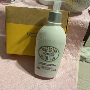 L'OCCITANE Almond Milk Veil Lotion - White and Silver